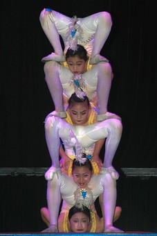 E0918276 - Acrobats