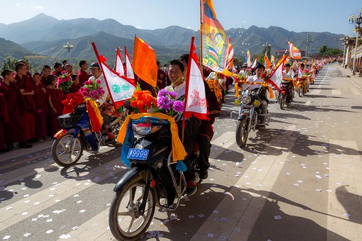 O0928354 - Tibetan Procession