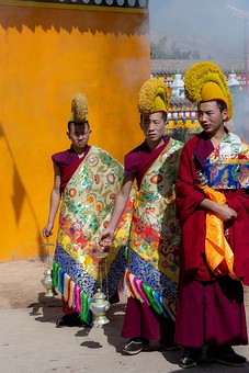 O0928458 - Tibetan Procession
