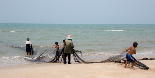 P0628030 - Pulling Fishing Net